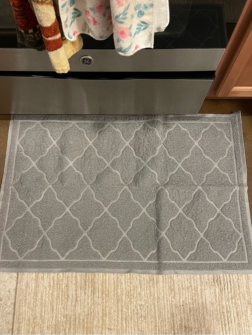 Extra Large Non-Slip Cat Litter Mat Gray Webbed Pattern for Effortless Cleaning